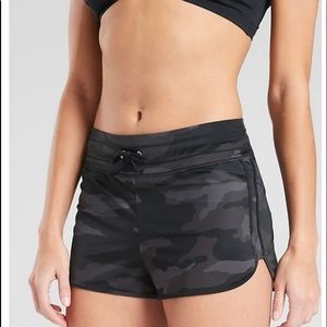 Athleta NWT Freestyle Camo Surge short. Cover-up. black/gray, Size Medium.